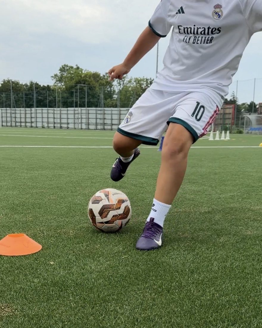 Spieler im Einzeltraining beim Abschluss auf dem Platz des SC Großfeld.
